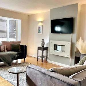  Holiday home 3bed House With Parking Short Walk To Centre